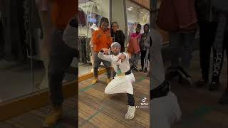 Download lagu Taking Pictures With Strangers! mp3