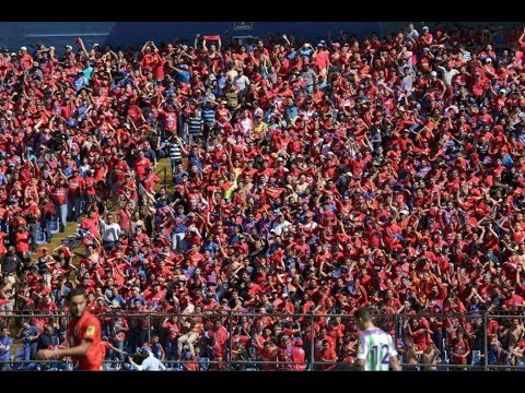 "El recibimiento al club más grande de Guatemala :)" Barra: La Banda del Rojo &bull; Club: Municipal