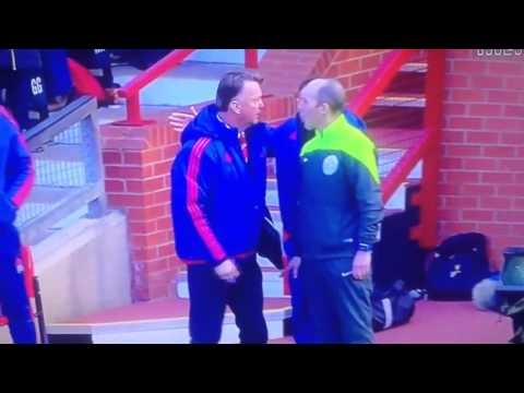 Louis Van Gall falls on the pitch.. 😂