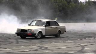 preview picture of video 'Volvo 244 Burner og Drifter på Hamar Burnout Show 2014 Video 6'