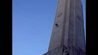 preview picture of video 'Una mujer (araña?) bajando del Monumento Nacional a la Bandera'