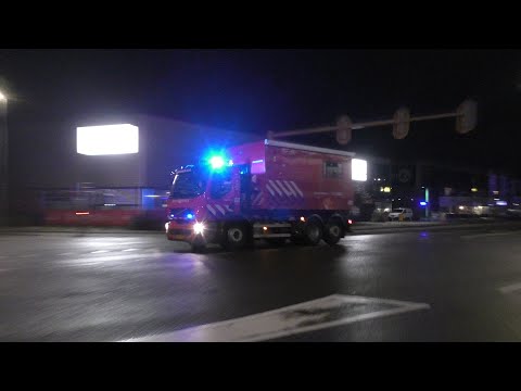 Brandweer eenheden met Spoed naar een Zeer Grote Brand in Beverwijk bij Carpetright, Parallelweg