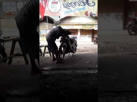 Ada yg anehh... Orang tua sok tau