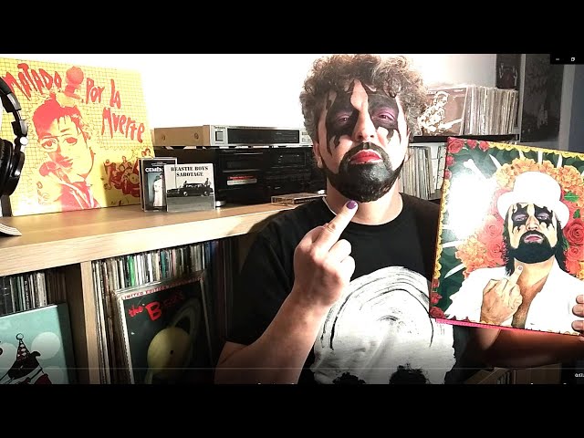 Vídeo relacionado con MERCHANDMANIA Pañoleta triangular suave cinta casette retro vintage futurista friki gamer moda cuello fiestas