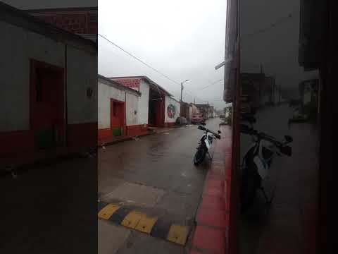 fuerte aguacero hoy domingo en mi pueblo ragonvalia norte de Santander 🥶🌧️ 💚🤍🧡