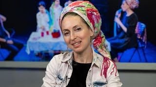 מאלון מורה - לקדמת הבמה: הבמאית שחושפת את מאחורי הקלעים של הבית (חדשות ערוץ 7) - התמונה מוצגת ישירות מתוך אתר האינטרנט יוטיוב. זכויות היוצרים בתמונה שייכות ליוצרה. קישור קרדיט למקור התוכן נמצא בתוך דף הסרטון