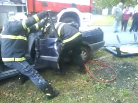 HZS Jihočeského kraje - ukázka vyprošťování z vozu - obec Lipí