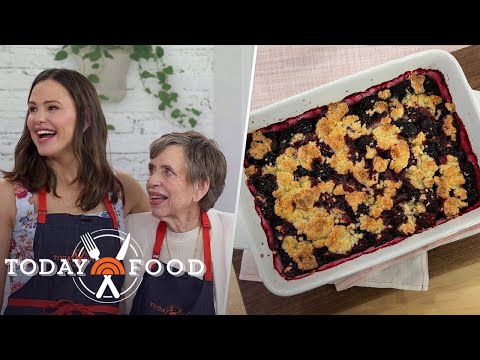 Jennifer Garner, mom Pat make blackberry cobbler on TODAY