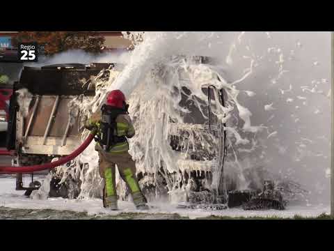 Urk - Veegmachine uitgebrand bij winkelcentrum Urkerhard