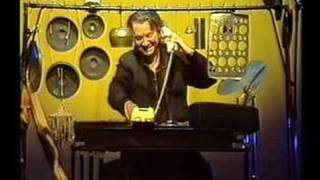 Solo Percussion Theater von und mit Harald Weiss, 2/4