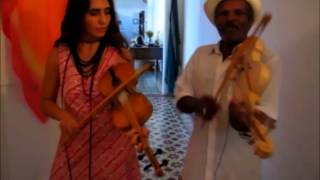 Renata Rosa e Seu Luis Paixão tocando em casa, em Olinda.