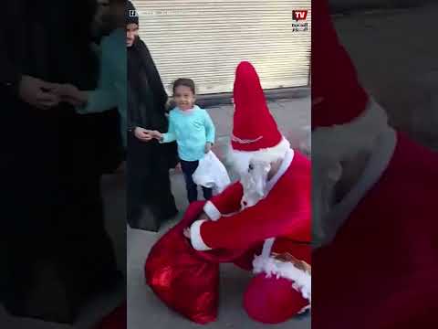 بابا نويل يجوب شوارع قنا ويوزع هدايا على المارة احتفالاً بالعام الجديد