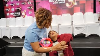 Download lagu Wanting to go home, Brother L asked for pocket money at Harsiwi's house. mp3 Download lagu Wanting to go home, Brother L asked for pocket money at Harsiwi's house. mp3