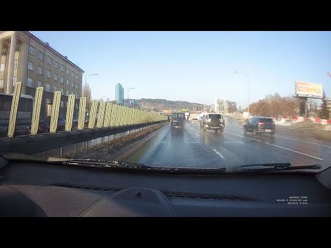 Užfiksavo masinę avariją Vilniuje: susidūrė 5 automobiliai, mikroautobusas pakibo ant atitvarų