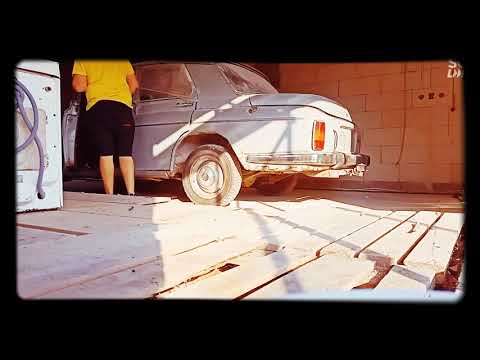 FSO Warszawa 224 - wyciąganie z czeluści garażu.