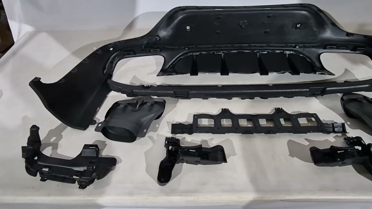 Задний диффузор с насадками Black (Дизайн AMG63) Video 1