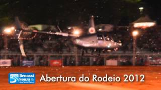 preview picture of video 'Abertura do Rodeio 2012 chegada do locutor no helicoptero em Campos Gerais'