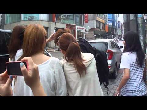 110811 - Sunggyu leaving the salon