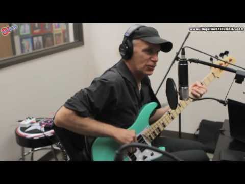 Billy Sheehan Demonstrates Bass Solo in 