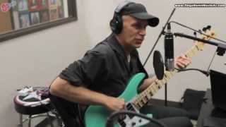 Billy Sheehan Demonstrates Bass Solo in 