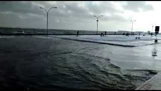 Maré alta invade cais e casas no município de Raposa