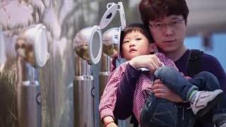 Standbild aus Messefilm: Vater mit Kind