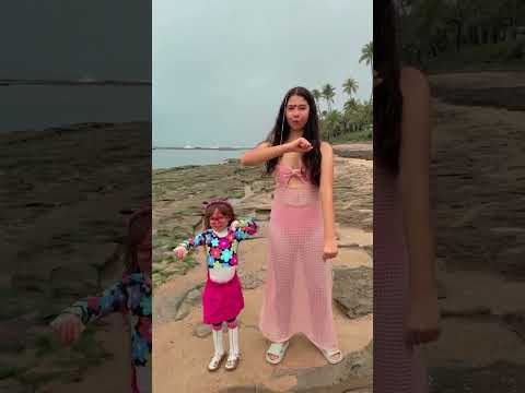 Sarah e Eloah dançando na praia