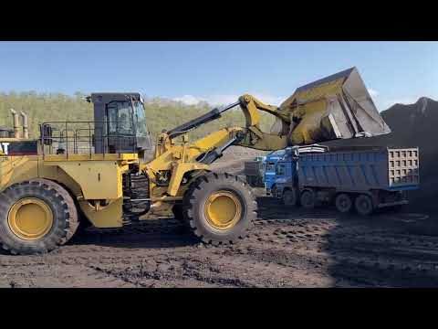 Caterpillar 992G Wheel Loader Loading 4 Axle Trucks With One Pass - Sotiriadis/Labrianidis - 4k
