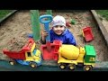 Машинки грузовички - Малыш Даник играет в песочнице 