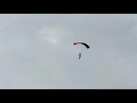 Video: el paracaidista que participaba en un acto por Malvinas y aterrizó en un telo