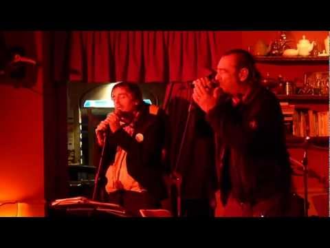 Freak Antony e Luca Carboni cantano Enrico Dignani