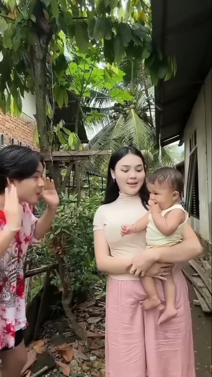 Siap-siap ngakak! 😂 Video lucu ini dijamin bikin harimu lebih ceria. Yuk, tonton dan jangan lupa share ke teman!