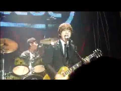 [Fancam] Love Revolution (Jungshin's Rap & Yonghwa) - 100114 C.N Blue Showcase