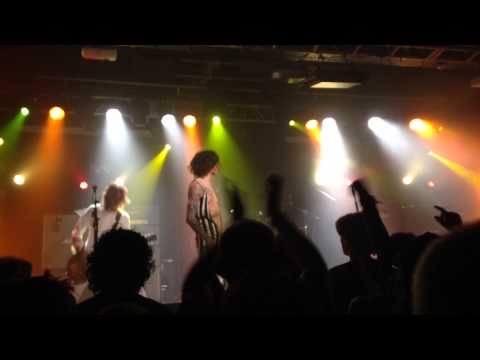 The Darkness - Givin' Up (Live At The Roadmender Dec 2013)