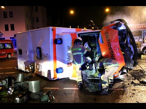 Wenn Helfer Hilfe brauchen - Crash während Einsatzfahrt - RTW kollidiert frontal mit Taxi