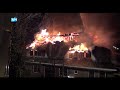 Vlammen slaan uit het dak bij verwoestende brand in Alkmaarse woonboerderij