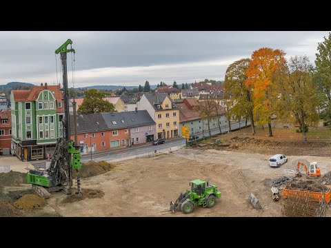 Ein riesiger Erdbohrer ist am Marktredwitzer Stadtpark im Einsatz