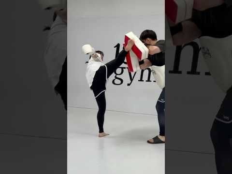 ジャブ、ボディジャブ、ワンツー、基本的なコンビネーションから！#キックボクシング #mma #ミット打ち