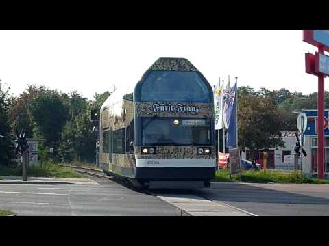 Doppelstock-Schienenbus "Fürst Franz" überquert die Albrechtstr. in Dessau