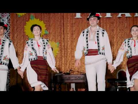 16. Hora de veselie, ansamlul de dans „Cimpoeș”.