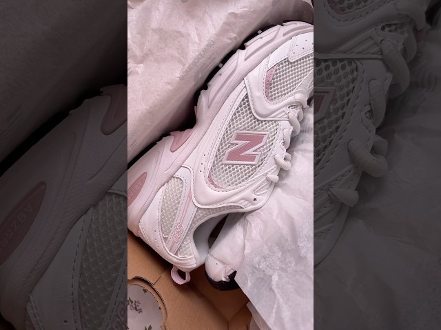 Vídeo relacionado con New Balance Tenis Unisex para niños 530, Gris/Rosa Taffy, 38.5 EU