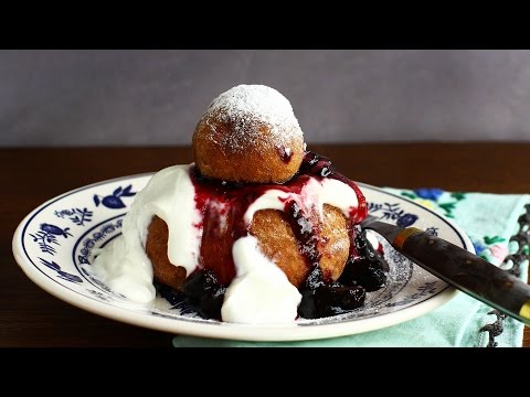 Doghnuts with cottage cheese, topped with sour cream and jam | Laura Laurentiu