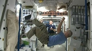 No espírito da Copa, astronautas batem bola em órbita