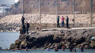 España moviliza al Ejército por la llegada masiva de migrantes a Ceuta
