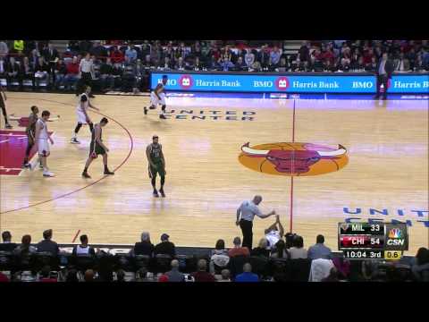 Derrick Rose's Possible Meniscus Tear Injury In-Game (Milwaukee Bucks 23.02.15)