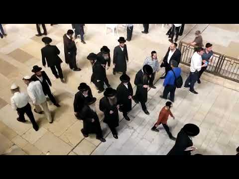 Sadigura Yerushalayim Rebbe Visiting The Kosel - Erev Shavuos 5782