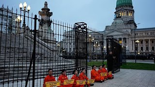 Activistas de Greenpeace protestan en Argentina contra la reforma de Milei de la Ley de Glaciares