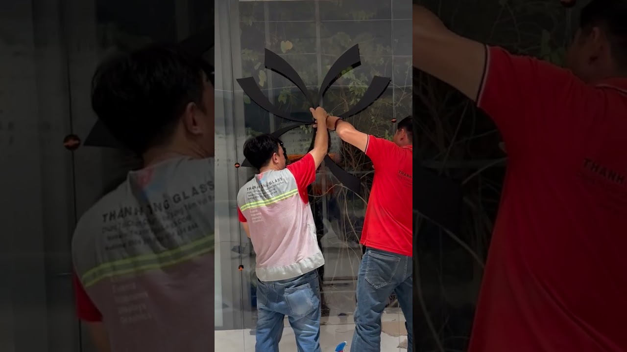 Thi công vách kính ghép chuyển màu uốn cong