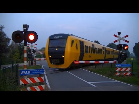Spoorwegovergang Laag Zuthem // Dutch railroad crossing