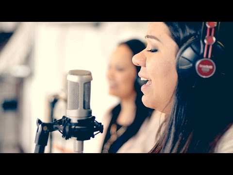 Dos y Él - En Humilde Adoración